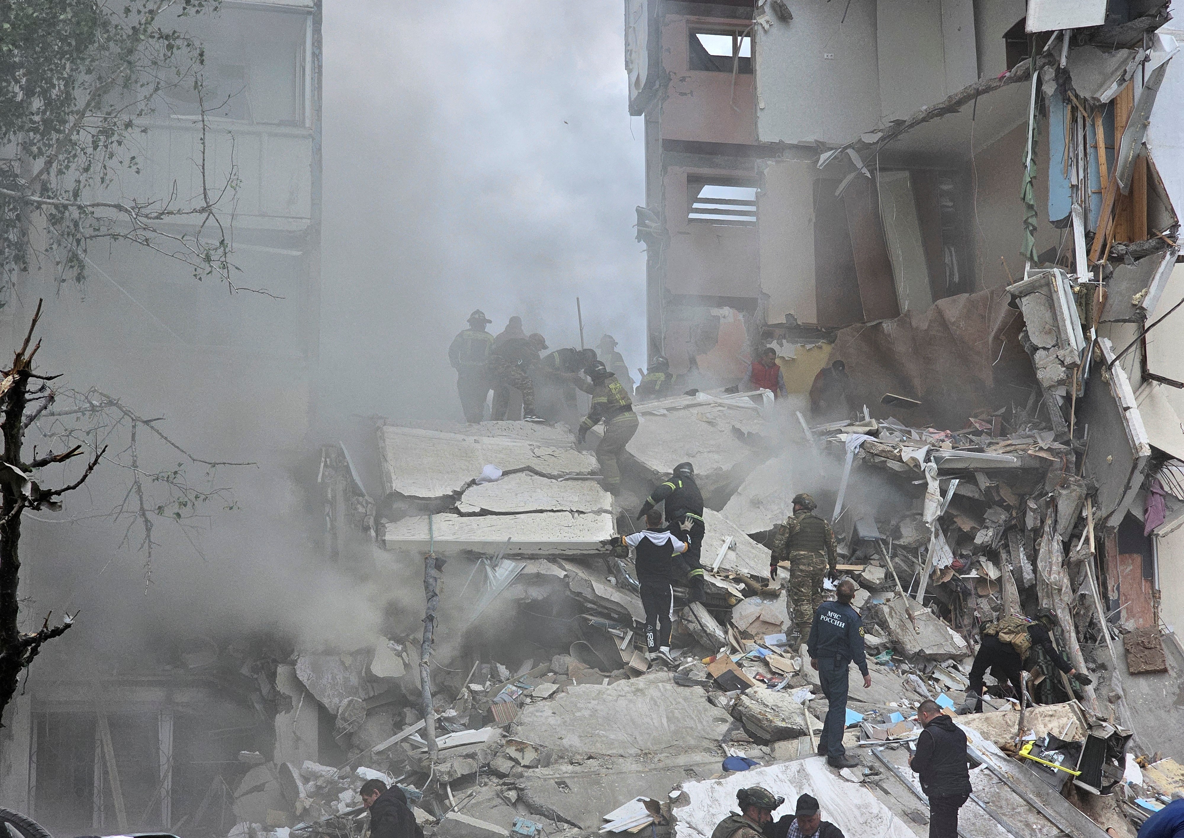 Sete pessoas morrem e 17 ficam feridas após prédio residencial na Rússia ser atingido por míssil
