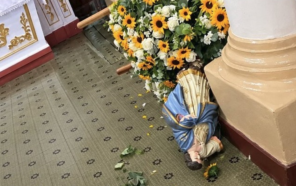Imagem de Nossa Senhora leva chute e cai no chão em igreja histórica de Minas Gerais