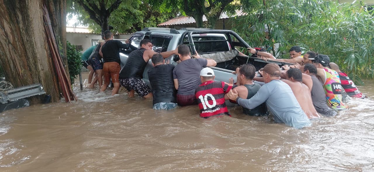 Chuva derruba muro de cemitério durante alagamento no Agreste da Paraíba