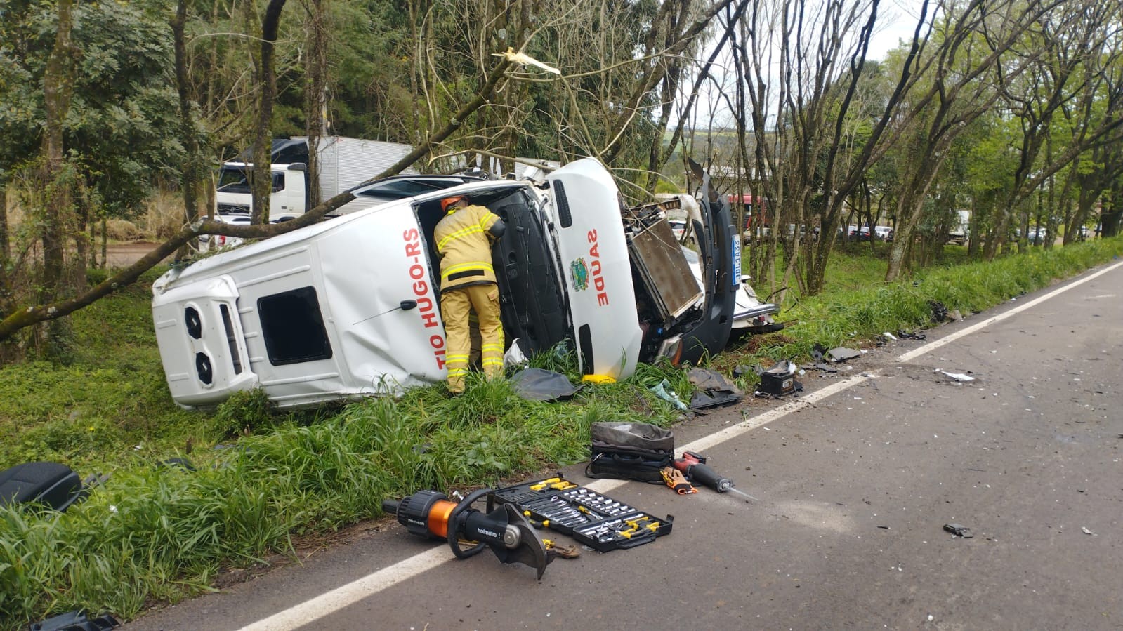 Homem morre e paciente levada para hemodiálise em ambulância fica ferida após carro invadir pista e causar colisão na RS-153
