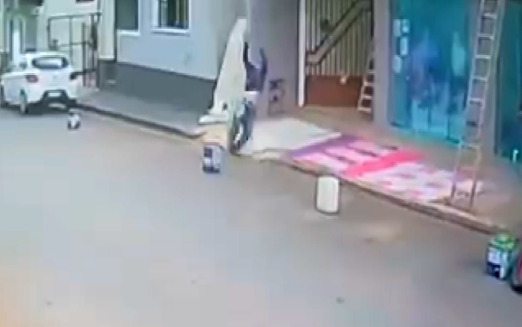 Pedreiro sofre descarga elétrica e cai de casa de dois andares em Nova Resende, MG