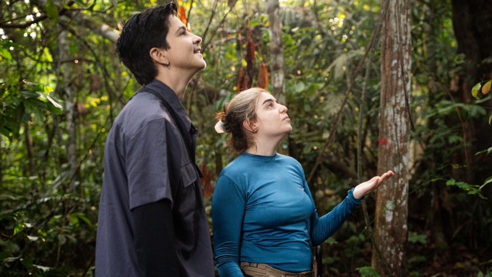 O biólogo e pesquisador Luan Goebel e a mestranda pela Unemat, Julia Ghion, observam fragmento florestal durante censo de primatas. — Foto: Fernando Canton