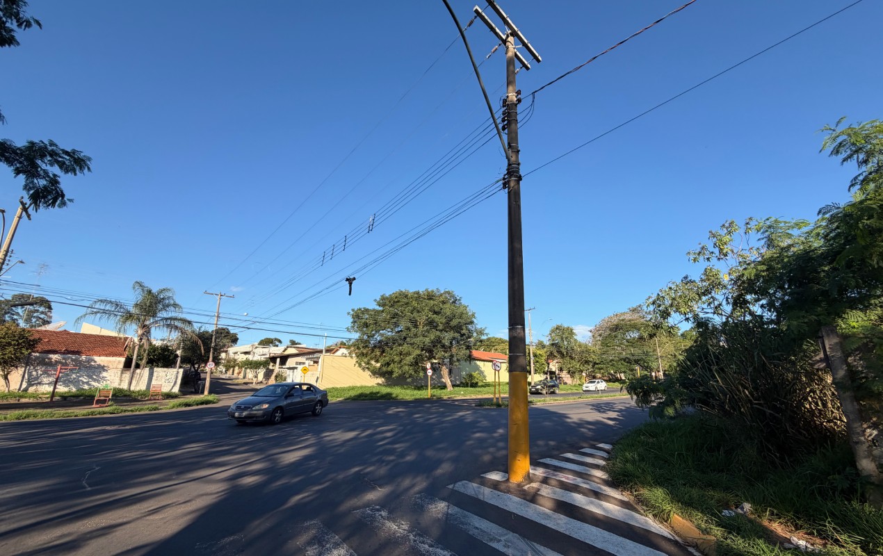 VÍDEO: poste 'estacionado' há mais de um ano em cruzamento vira obstáculo para motoristas em Bauru