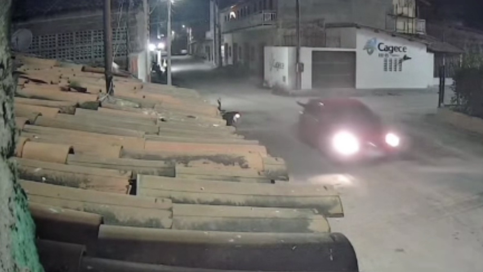 Motorista atira várias vezes em homem, assusta moradores e foge em veículo