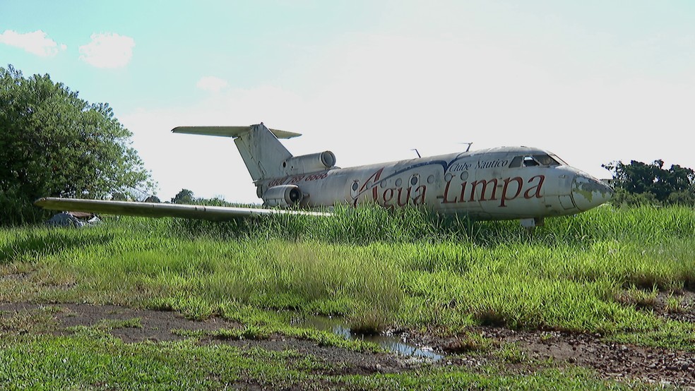 Avião fabricado na União Soviética nos anos 1960 está abandonado no Aeroporto de Ribeirão Preto (SP). — Foto: Cacá Trovó/EPTV