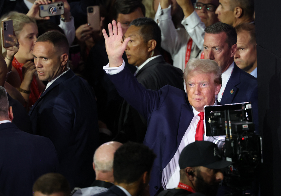 Candidato republicano Donald Trump sobe ao palco na Convenção Nacional Republicana em 15 de julho de 2024. — Foto: Reuters