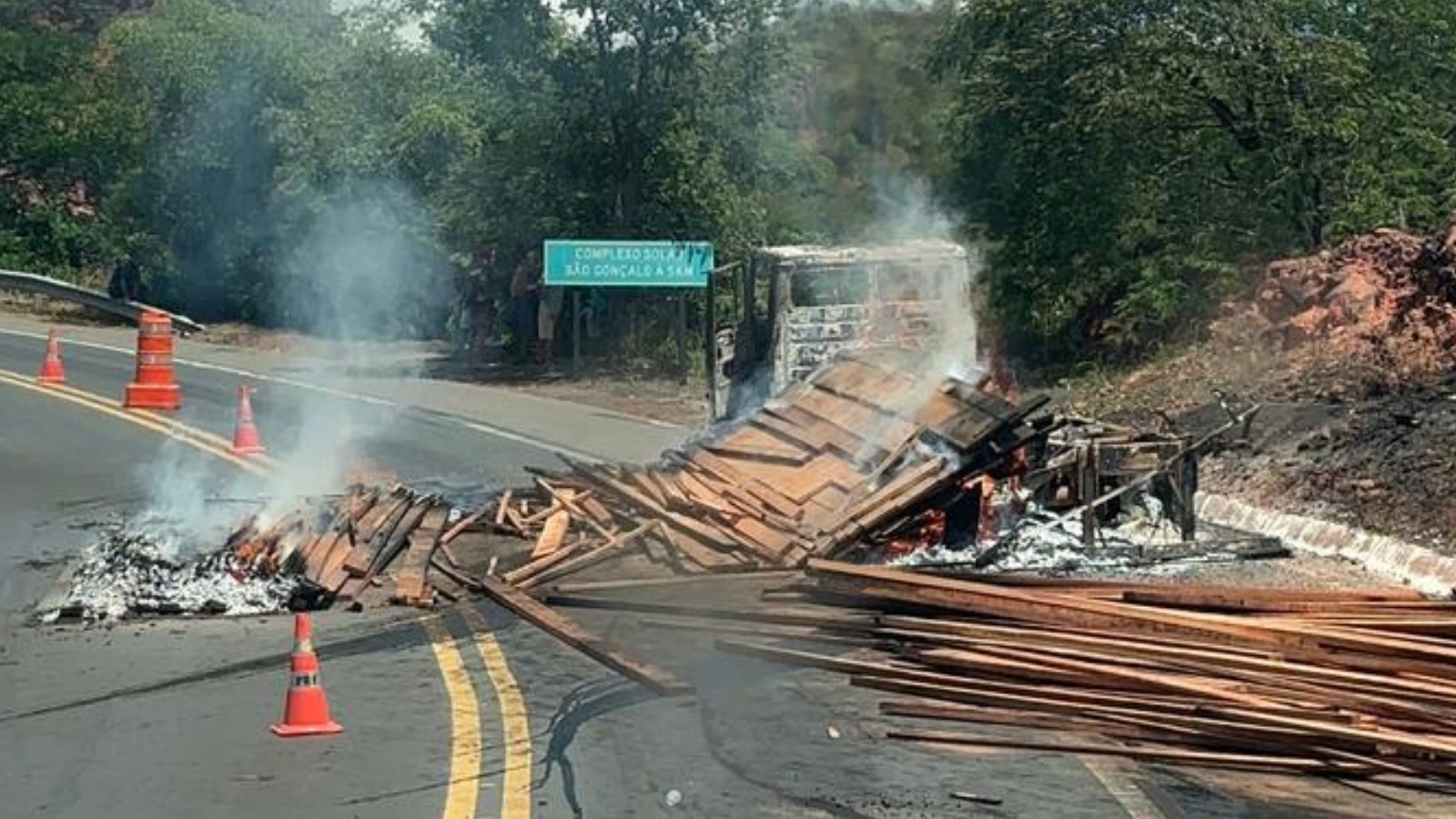 Caminhão com carga de madeira pega fogo na BR-135, no Sul do Piauí