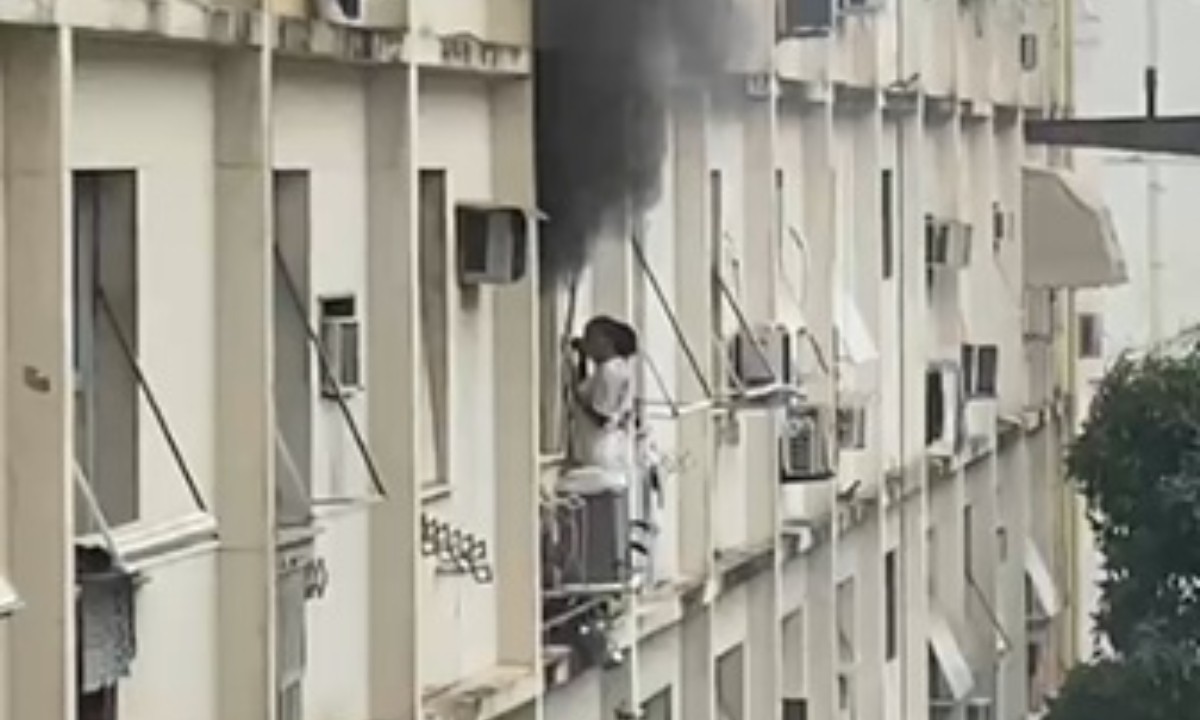 Mulher se abriga em parapeito para escapar de incêndio em prédio na Zona Sul do Rio
