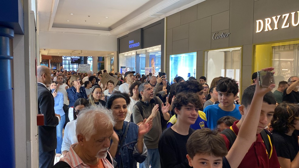 Alunos no interior do Shopping. — Foto: Deslange Paiva/ g1
