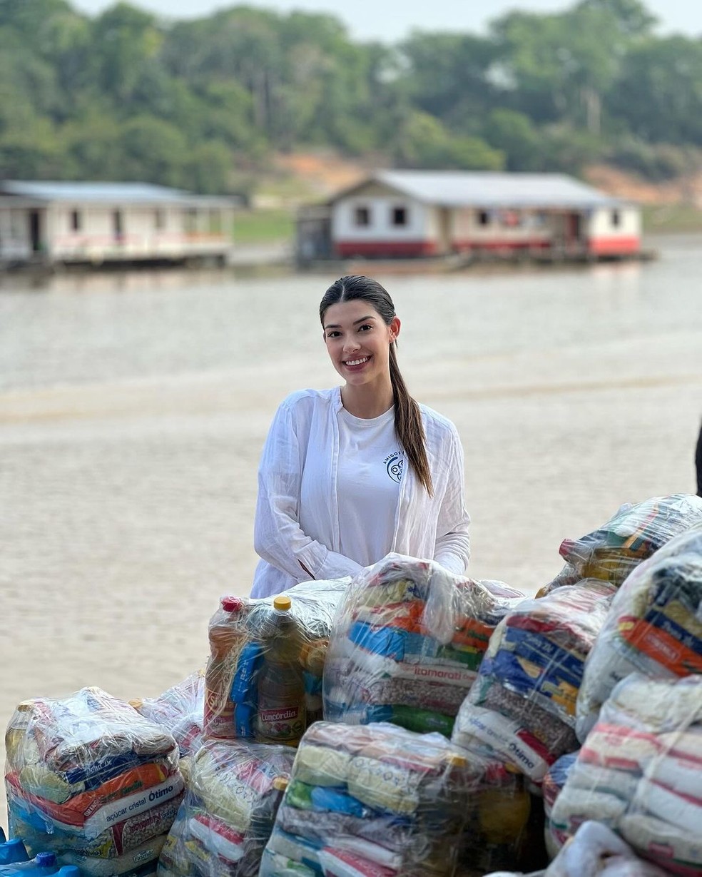 Amazonense Letícia Frota, que concorre ao Miss Mundo, em ação social durante a seca histórica no Amazonas — Foto: Reprodução/Instagram