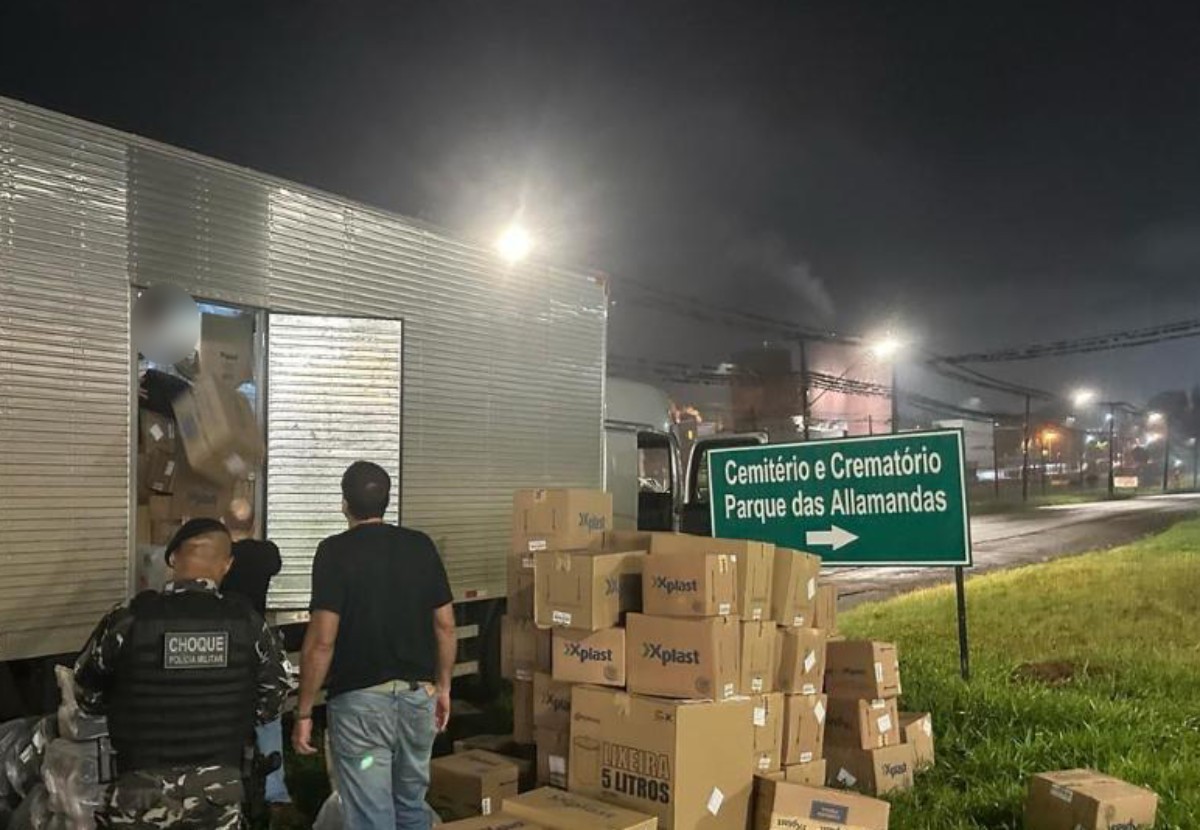 Policiais militares de Foz do Iguaçu são presos em Londrina suspeitos de escoltar caminhão carregado de celulares sem notas fiscais