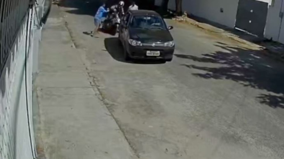 Subtenente da PM tem moto roubada durante assalto no Bairro Messejana, em Fortaleza. — Foto: Reprodução