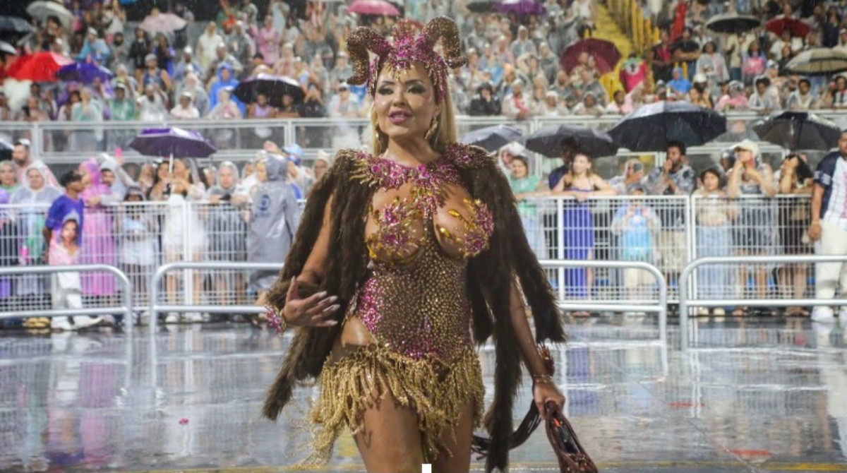 Com 40 mil cristais e homenagem a signo, rainha da Rosas de Ouro encara chuva em ensaio técnico