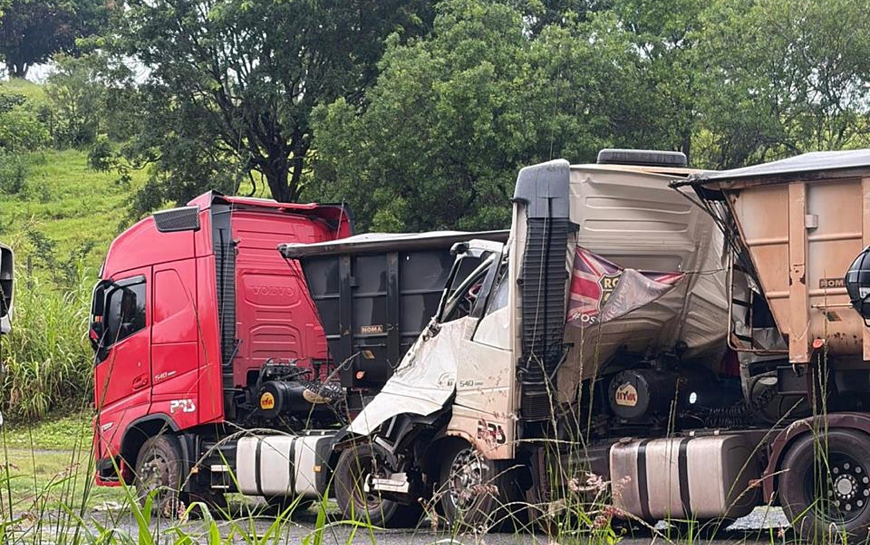 VÍDEO: Câmera de quiosque flagra engavetamento entre caminhões na BR-354