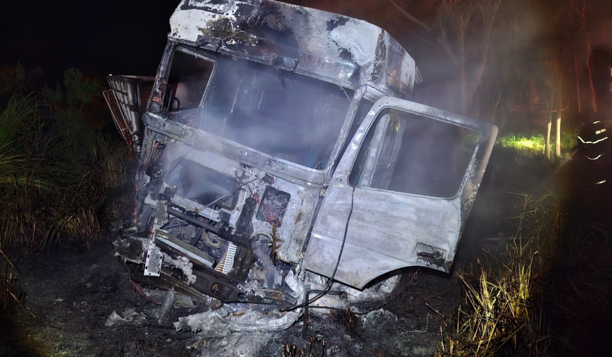 Carreta sai da pista e pega fogo em rodovia de Parapuã