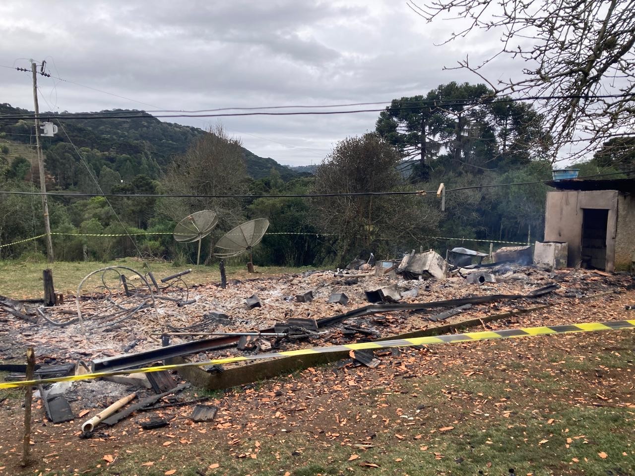 Dois morrem e casa fica destruída após incêndio em área rural na Serra de SC