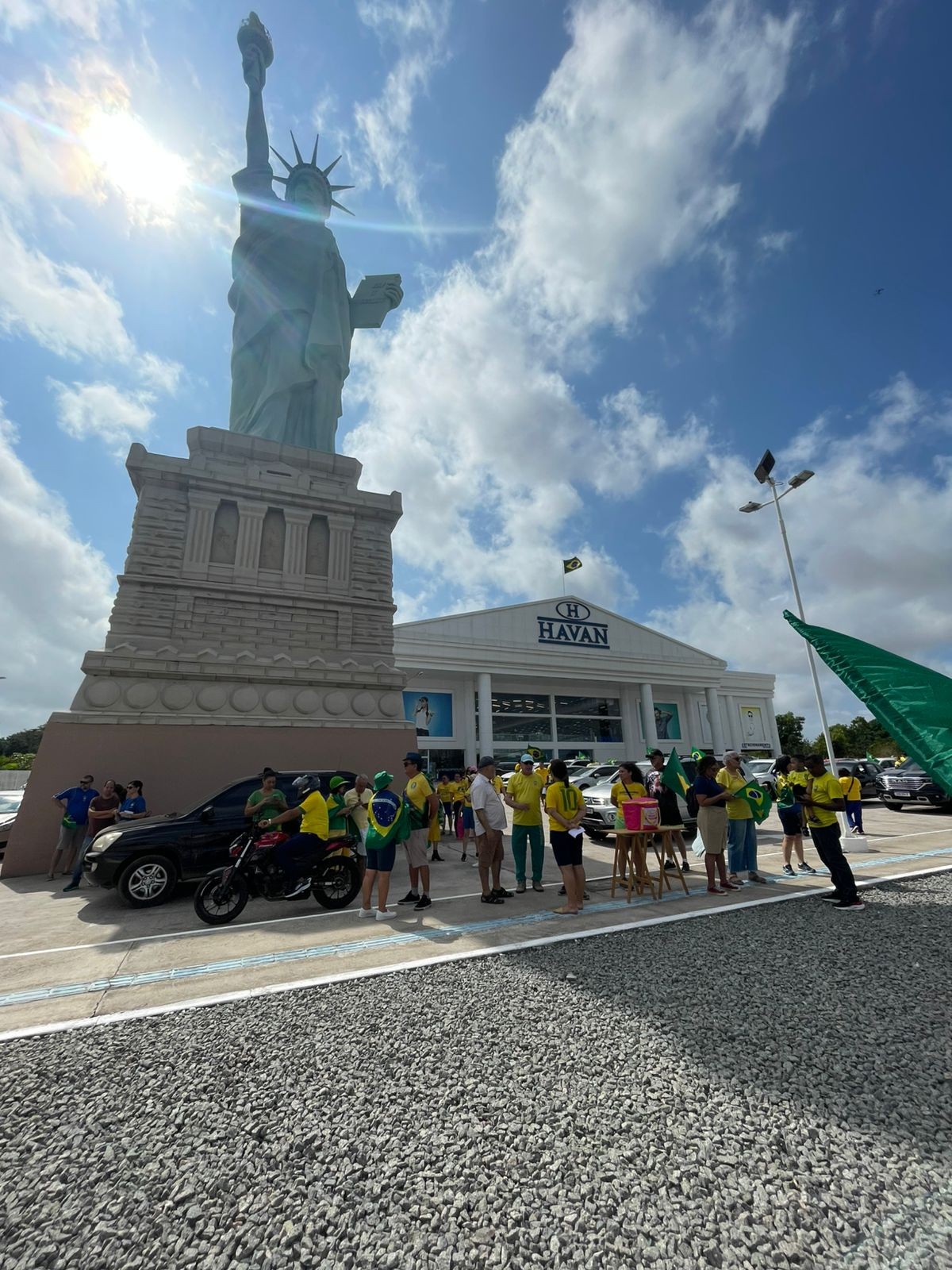 Manifestantes realizam ato pró-Bolsonaro e em favor da anistia em São Luís