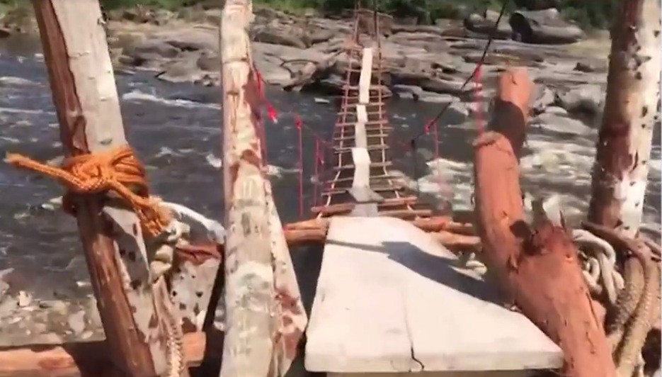 Moradores fazem travessia arriscada ao passar por ponte improvisada no Povoado Capivara, em Alagoas 