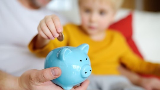 Por que falar com seus filhos sobre dinheiro na infância pode melhorar o futuro deles