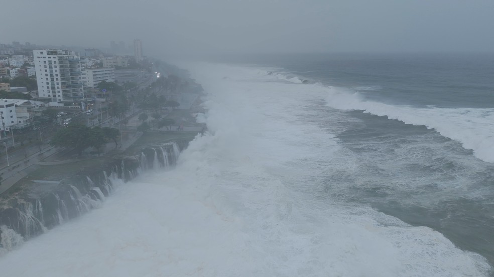 Imagem aérea feita com drone mostra força das ondas em Santo Domingo, na República Domicana, durante passagem do furacão Beryl, de categoria 5, em 2 de julho de 2024. — Foto: nstagram/@moises.arias06/via Reuters