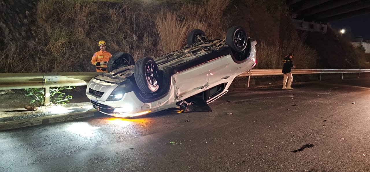 Motorista se distrai vendo acidente fatal e capota carro na BR-365 em Uberlândia