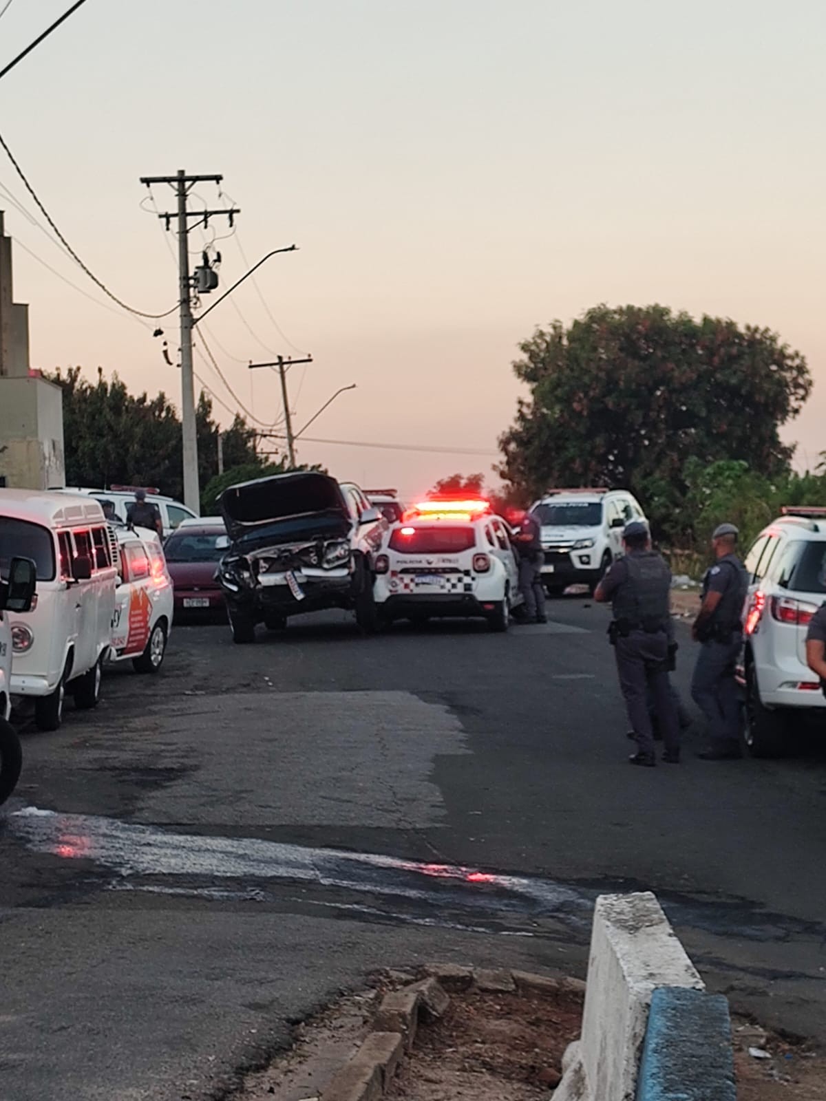 Perseguição a caminhonete roubada tem batidas na fuga e duas pessoas feridas em Campinas; VÍDEO