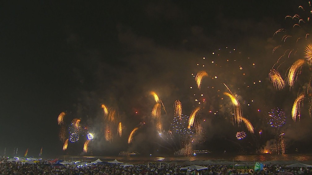 Cascatas douradas no céu de Copacabana — Foto: Reprodução/TV Globo
