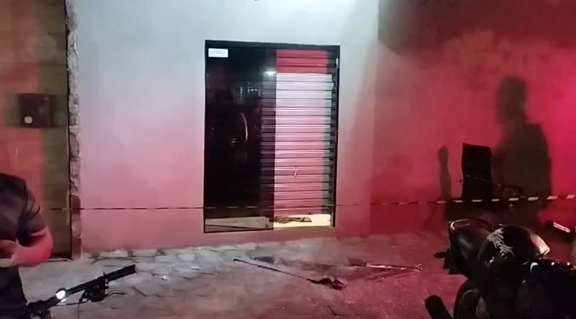 Policial reage a assalto em loja de celulares, é baleado e mata suspeito em João Pessoa