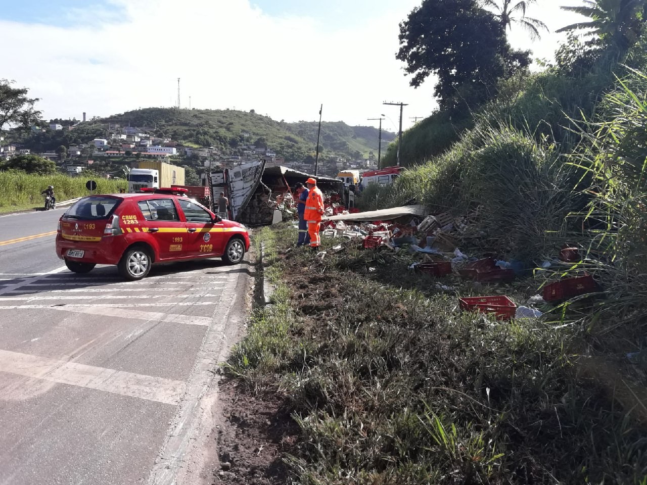 Motorista morre após carreta cair de viaduto de 30 metros na BR-040 em Santos Dumont