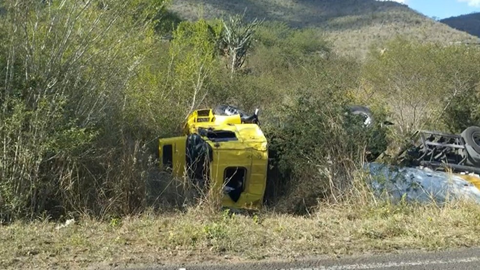 Um caminhão que carregava combustível tombou depois que o motorista tentou desviar de um veículo que trafegava no sentido contrário.  — Foto: Reprodução/TV Sudoeste 