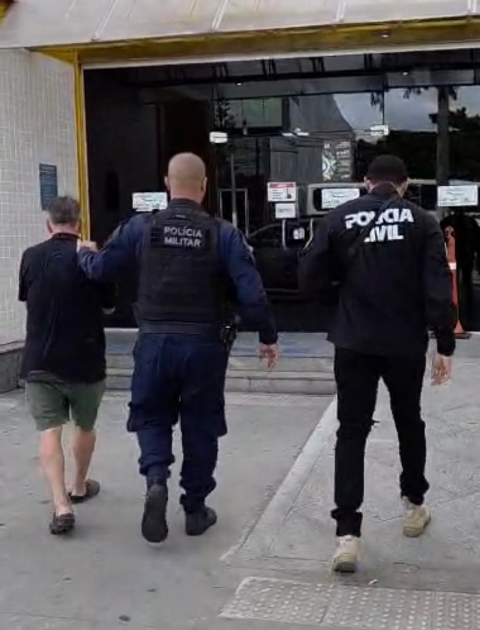 Homem de 68 anos é preso por pornografia infantil após comprador denunciar celular usado no RJ