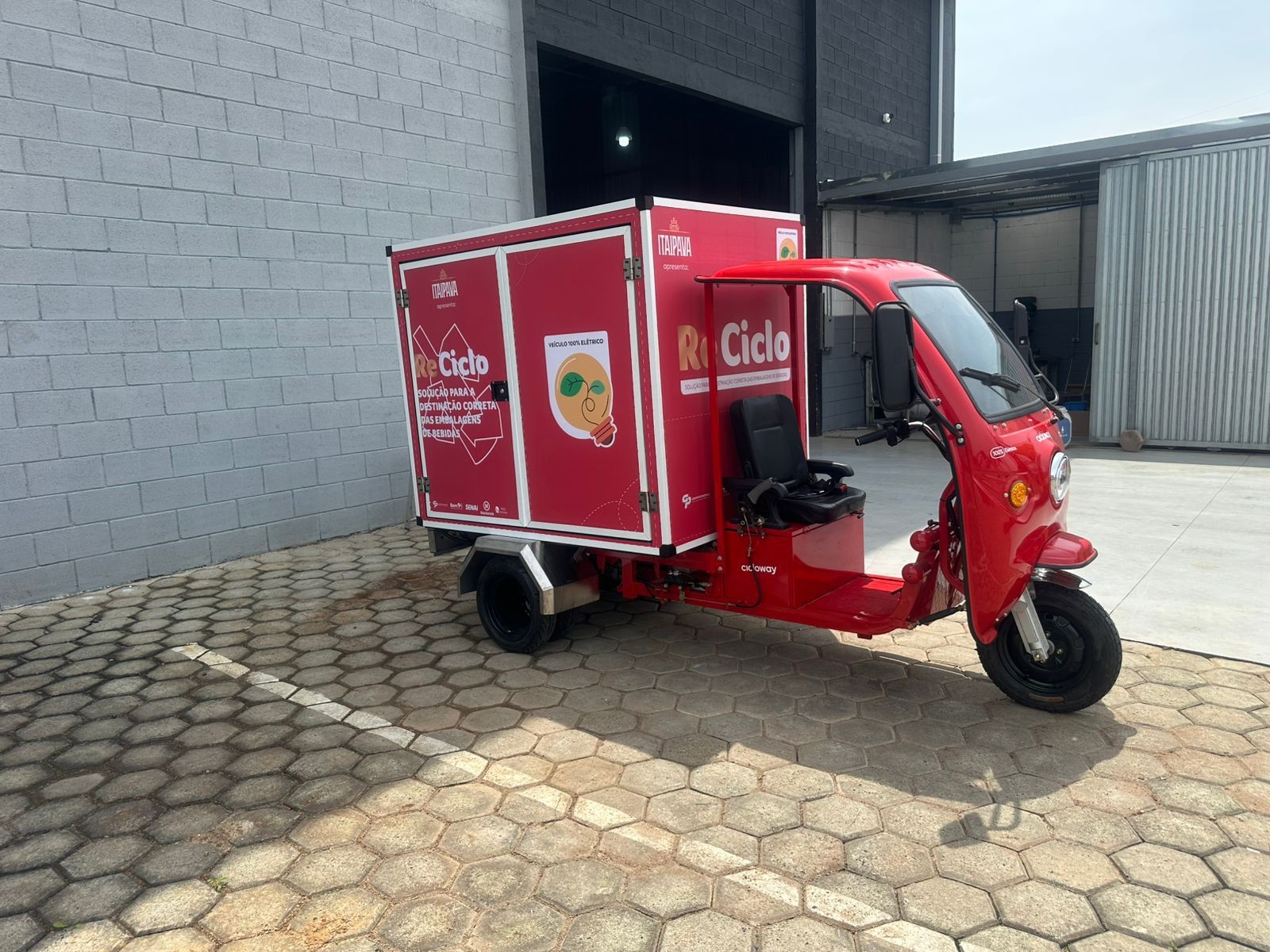 Veículo elétrico que recicla vidro vai circular por estabelecimentos durante a COP 30 em Belém