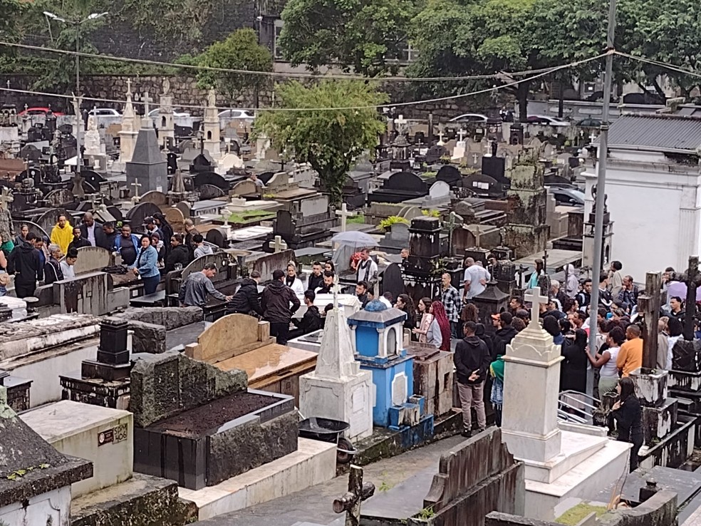 Enterro de família que foi soterrada em Petrópolis no bairro Independência — Foto: Alexandre Kapiche/g1