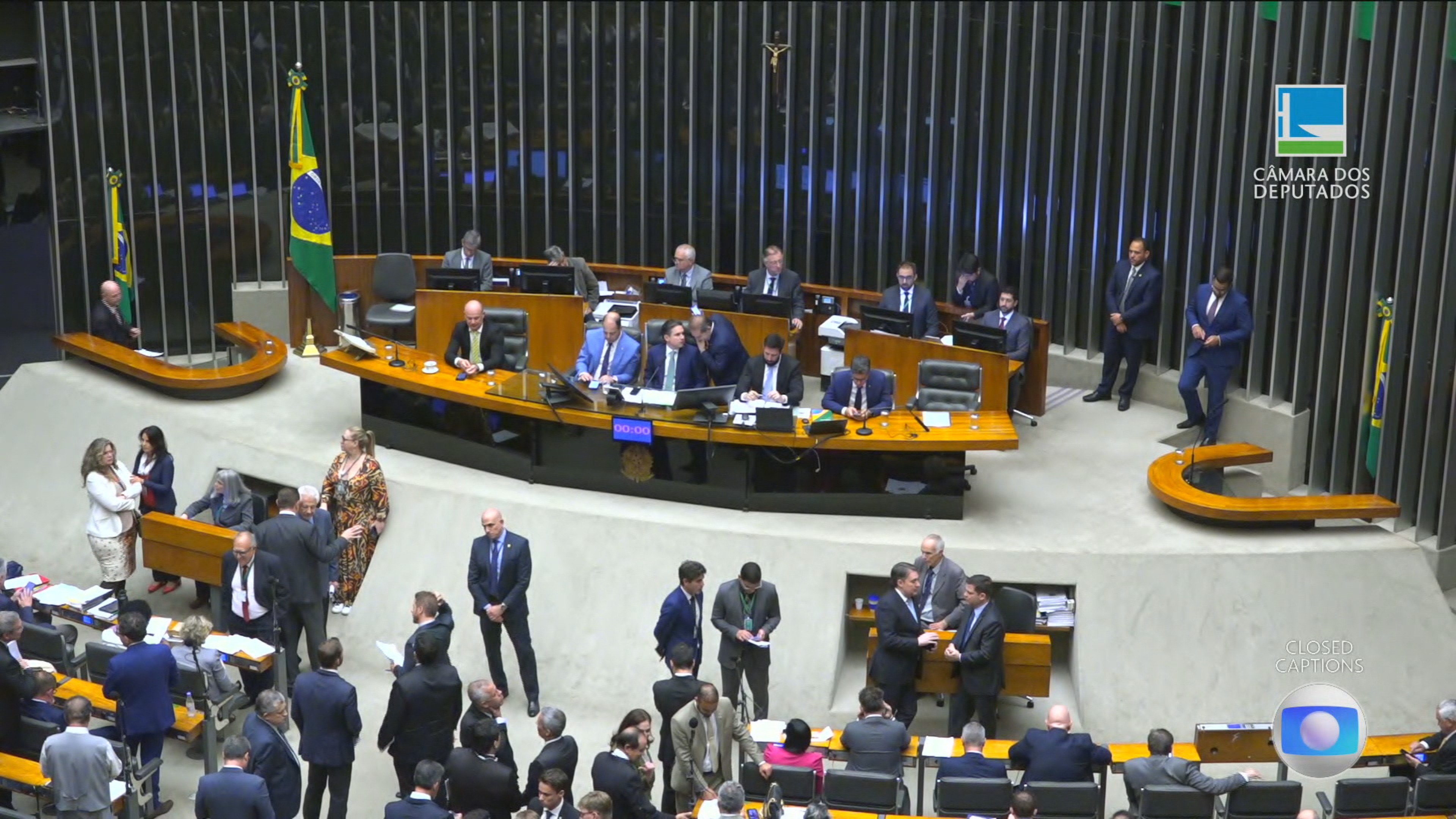 Projeto que reduz penas de condenados na trama golpista chega ao Senado após ser aprovado de madrugada na Câmara