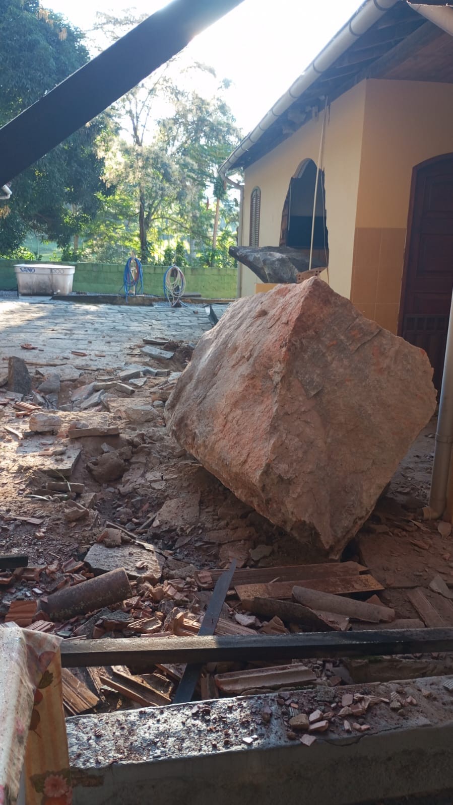 Deslizamento de rochas em São José do Vale do Rio Preto atinge residência