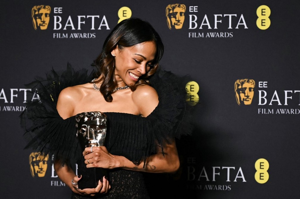 A atriz Zoe Saldana levou o prêmio de Melhor Atriz Coadjuvante por "Emilia Perez" no BAFTA 2025 — Foto: Justin Tallis/AFP