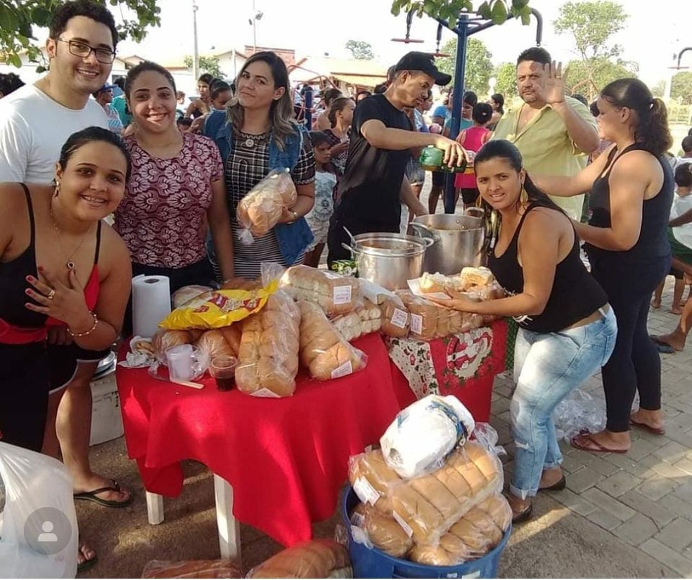 Professora (de preto e vermelho no canto esquedo da imagem) realiza ações sociais em Paraíso com o apoio da família e amigos — Foto: Reprodução/Jordana Monturil