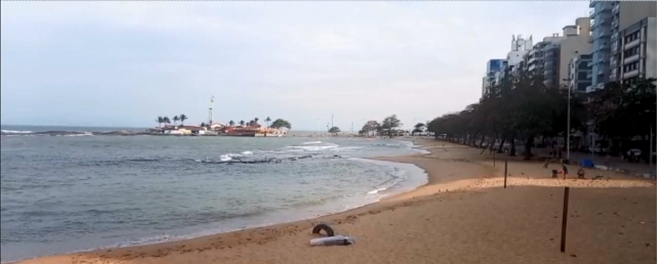 Professor de hidroginástica morre durante aula em praia de Guarapari