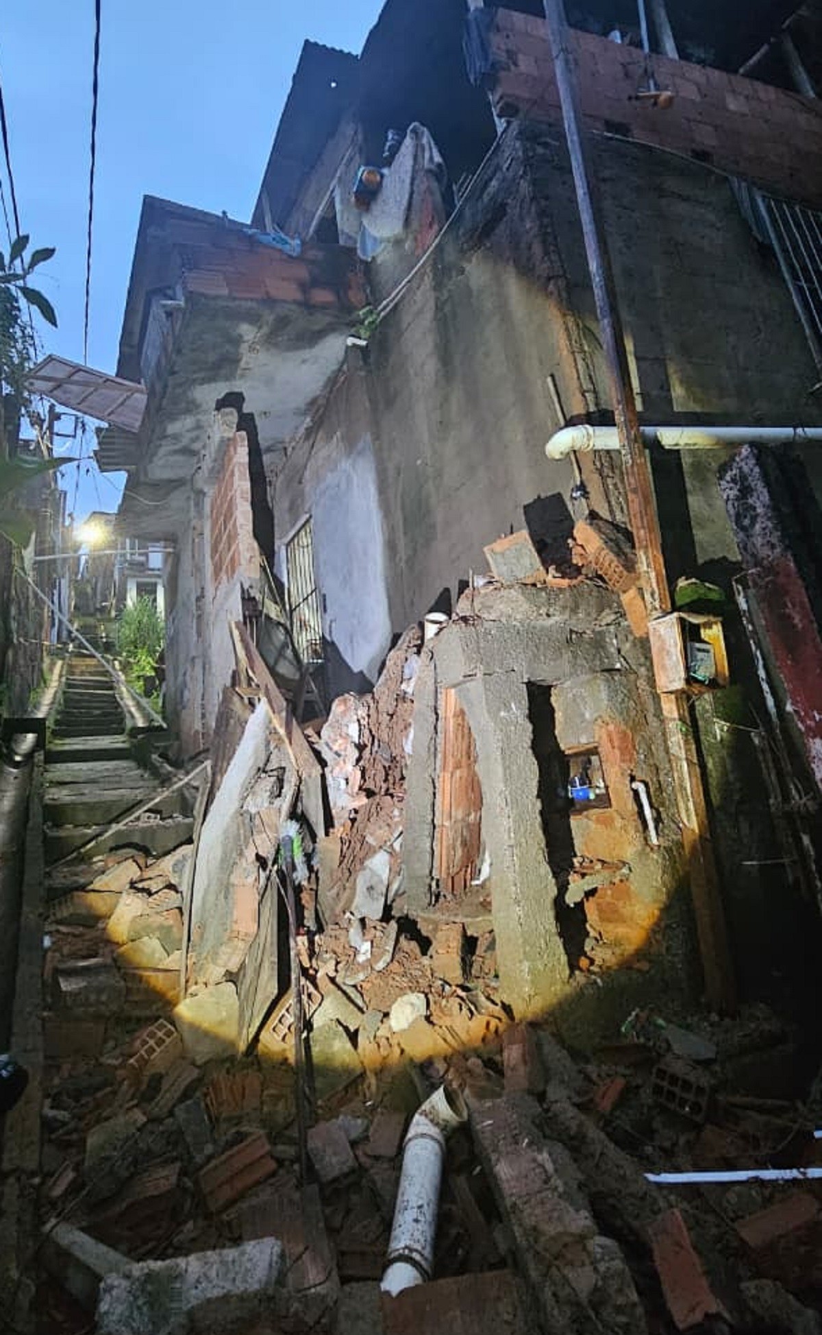 Laje de casa desaba e oito moradores são socorridos em Juiz de Fora