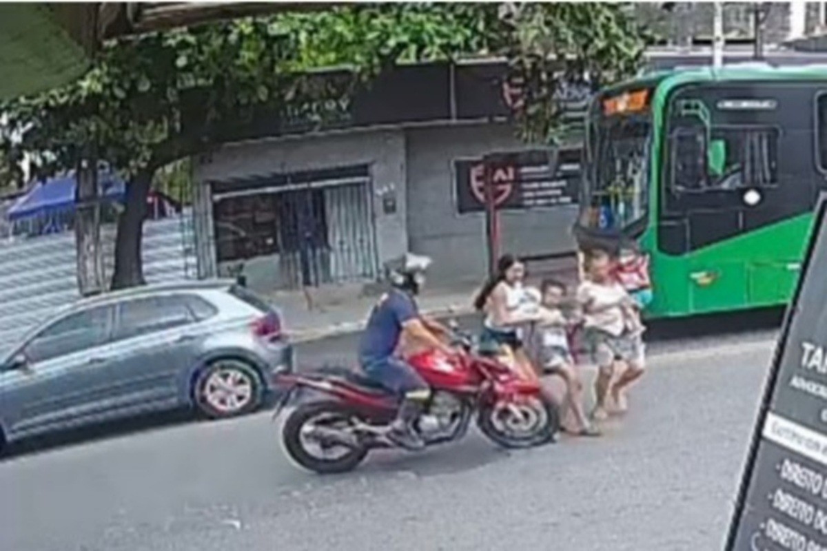 Mulheres, bebê e crianças são atropeladas por moto ao atravessar avenida; VÍDEO