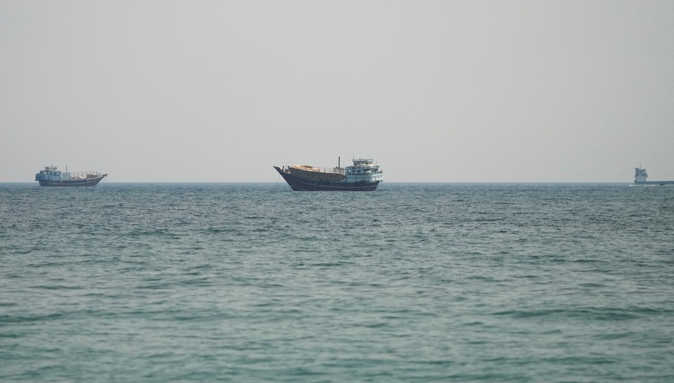 Embarcações no Estreito de Ormuz , vistas de Musandam, Omã — Foto: REUTERS / Stringer