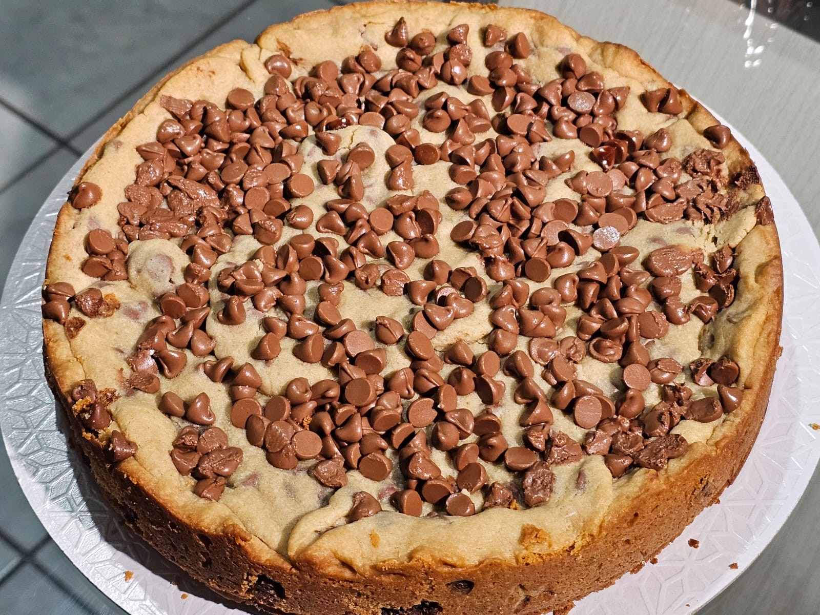 Com recheio de creme de avelã, massa crocante e gotas de chocolate, aprenda a preparar Torta Cookie