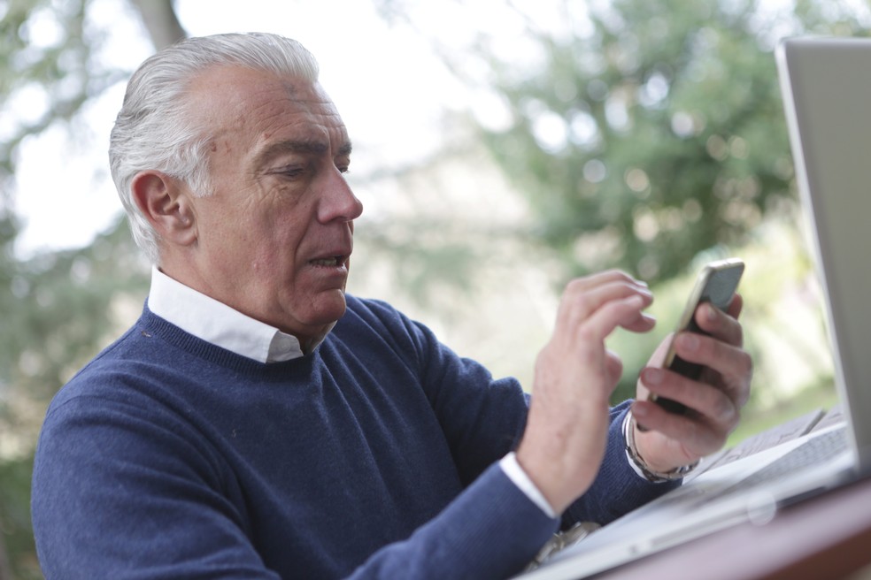 Homem idoso usando o celular — Foto: Andrea Piacquadio/Pexels