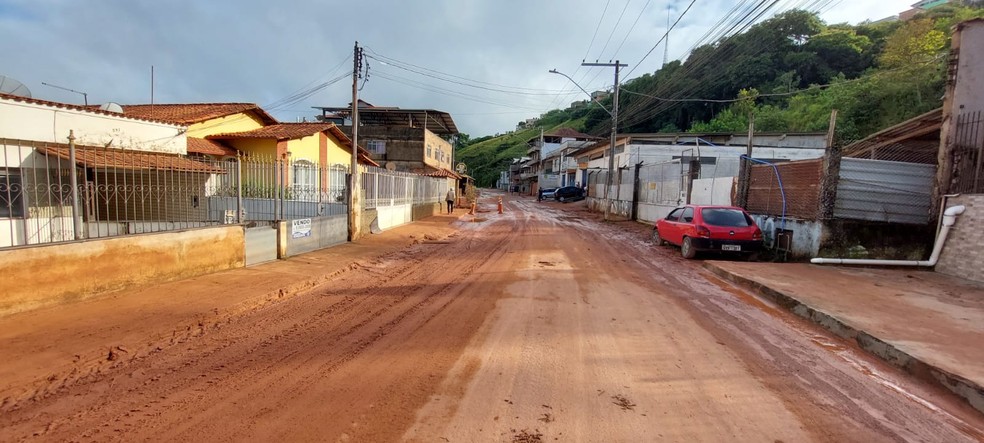 Rua Demétrio Ribeiro na manhã desta quinta-feira (6) após chuva em Barbacena — Foto: Thaís Fullin/TV Integração