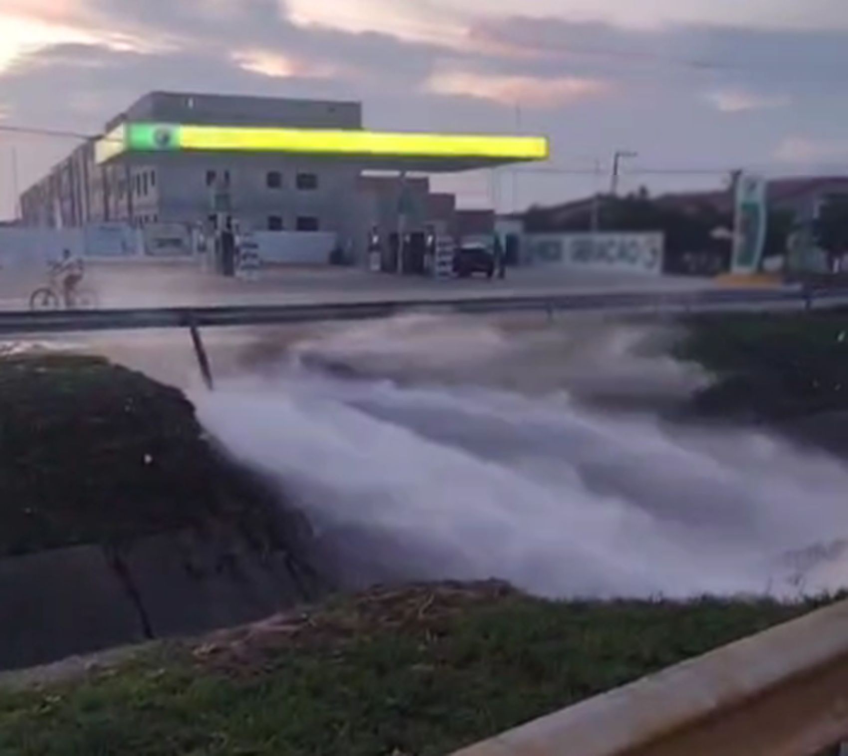 Vazamento de água atinge quatro bairros na Zona Sul de Aracaju