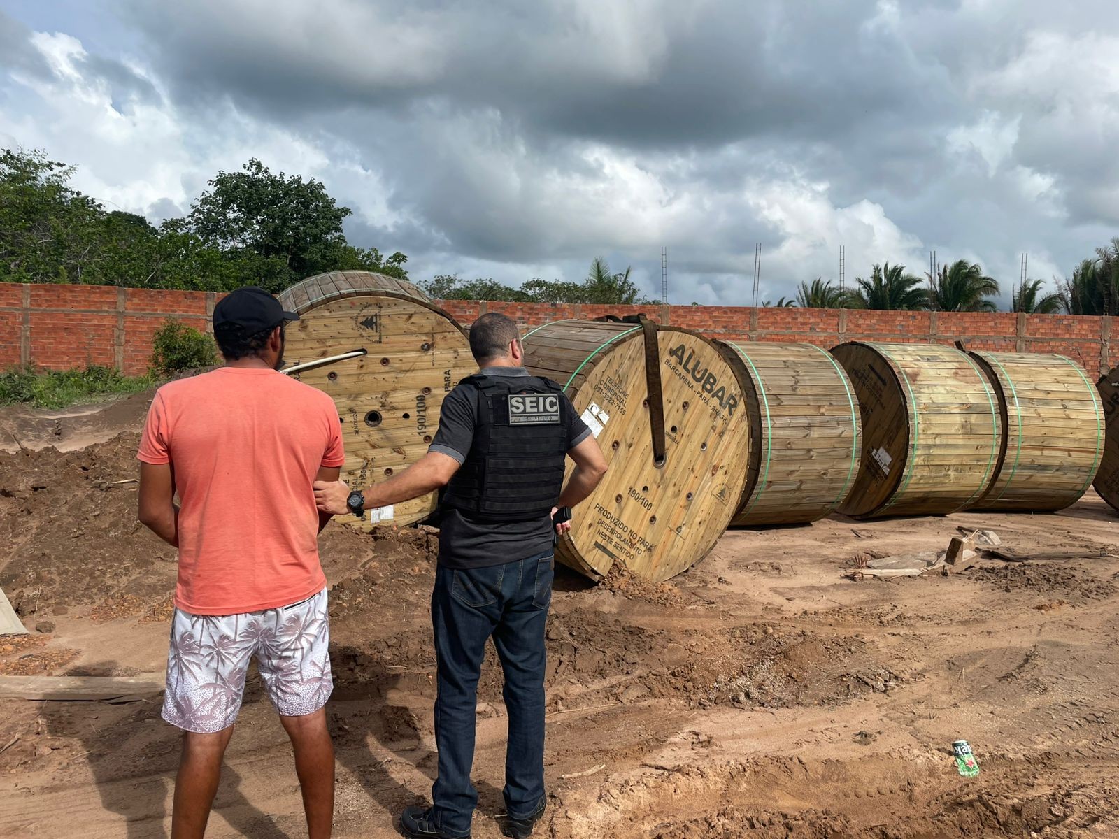 Dois homens são presos suspeitos de participar de roubo de carga de alumínio avaliada em R$ 600 mil 