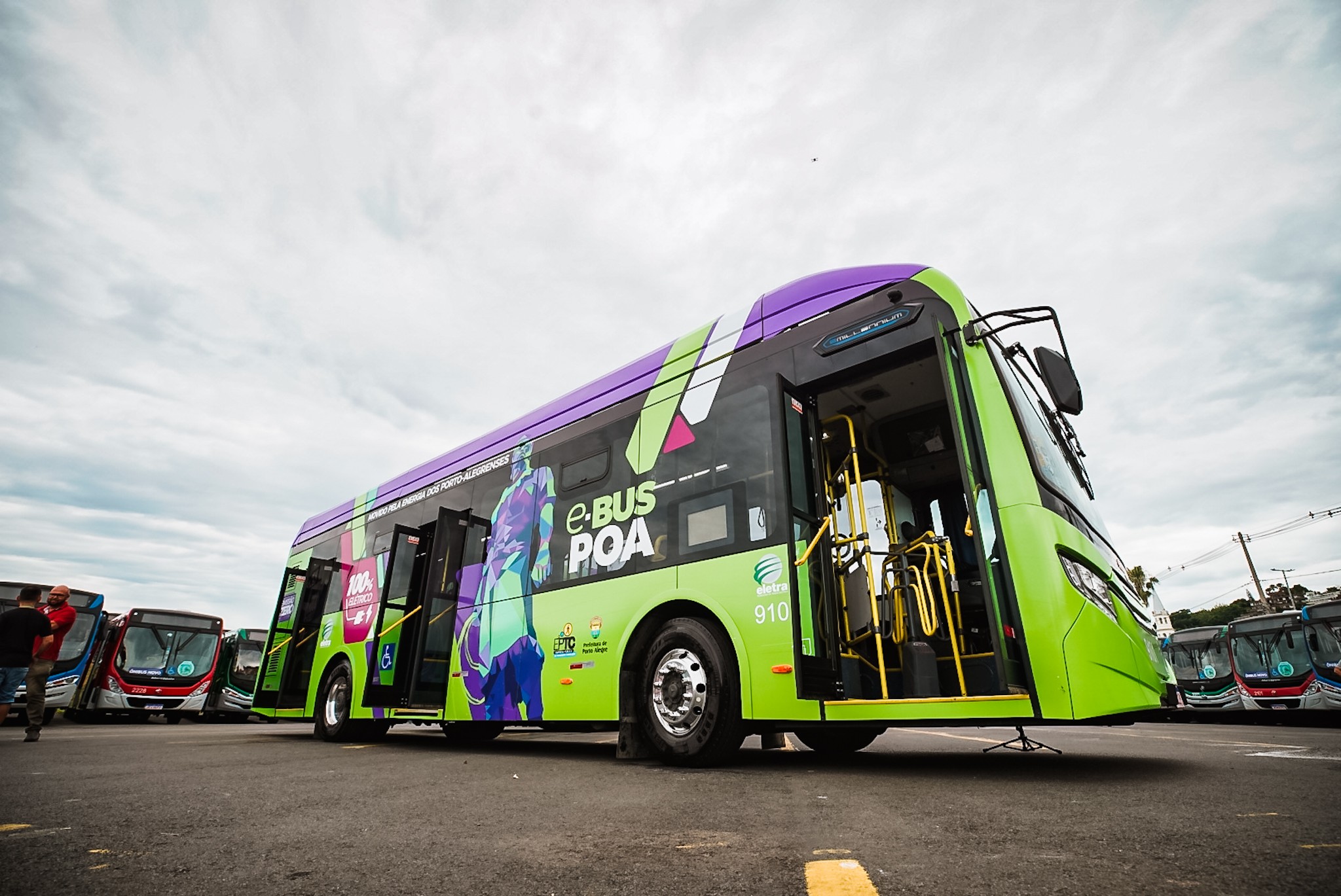 Ônibus elétricos entram na frota de Porto Alegre em 2024; VÍDEO 