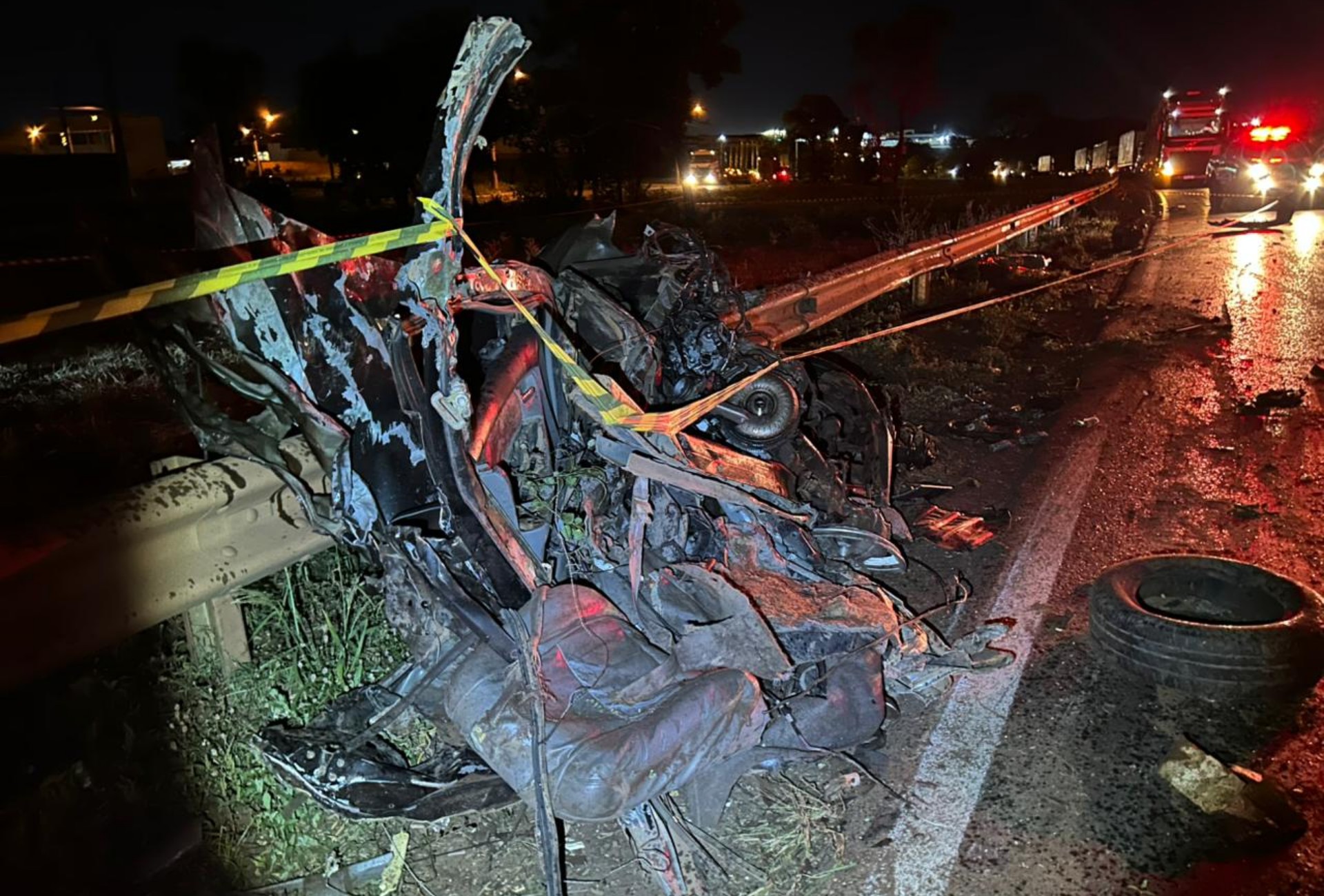 VÍDEO: colisão com carreta parte carro ao meio e mata motorista na BR-262