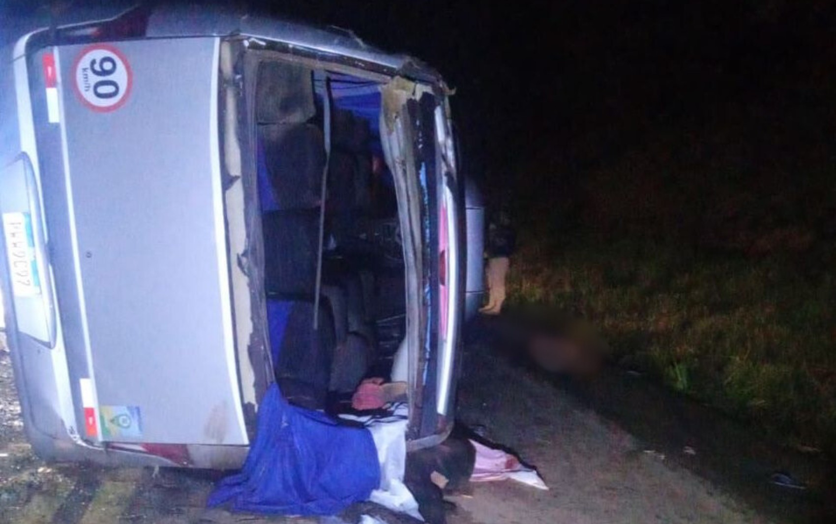 Duas pessoas morrem e 20 ficam feridas em acidente envolvendo micro-ônibus de prefeitura do interior da Bahia