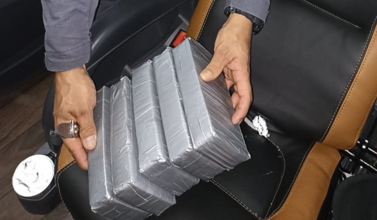 Polícia encontra tabletes de cocaína escondidos em poltronas de ônibus e prende dois bolivianos na SP-294